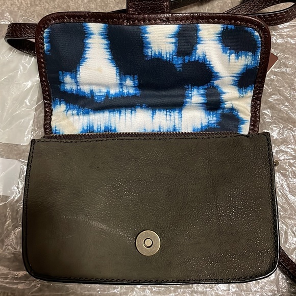 NWT Cynthia Vincent Super cute embroidery detailing on this Crossbody bag - Picture 3 of 9